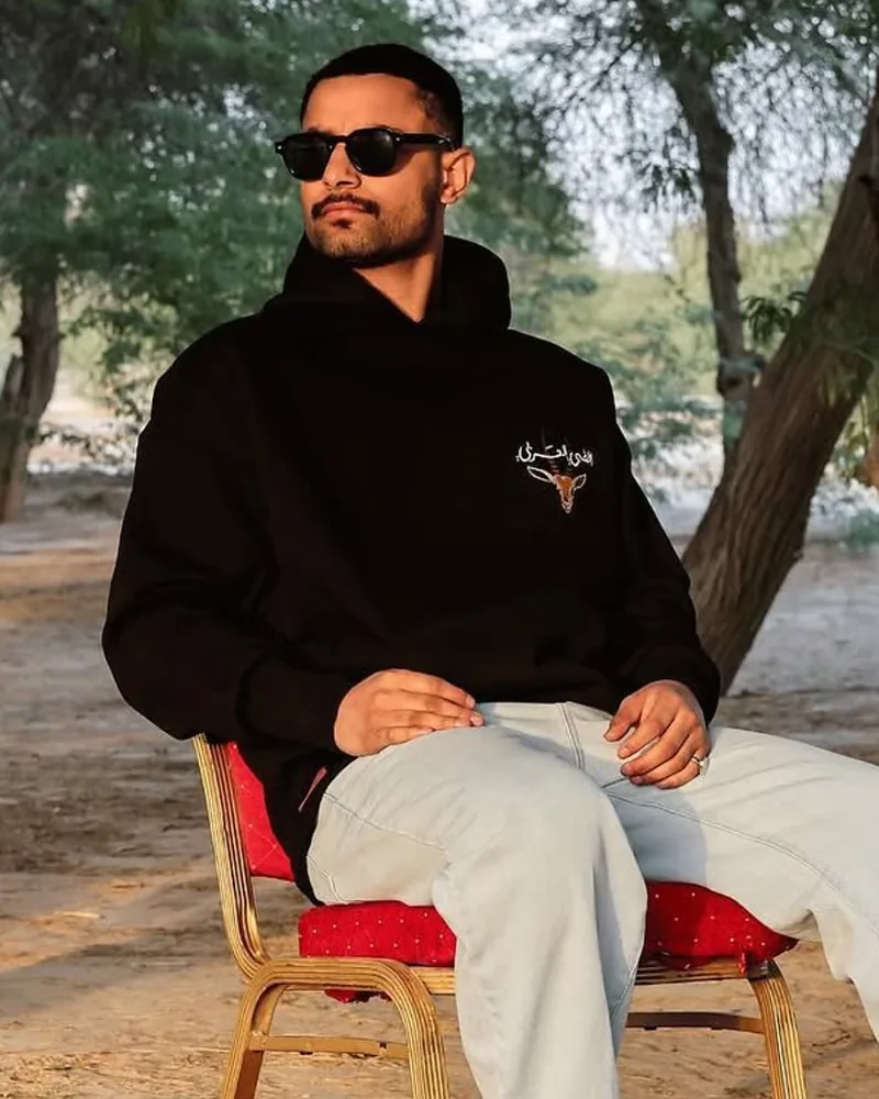 هودي أسود مطرّز برسم ظبي على الصدر